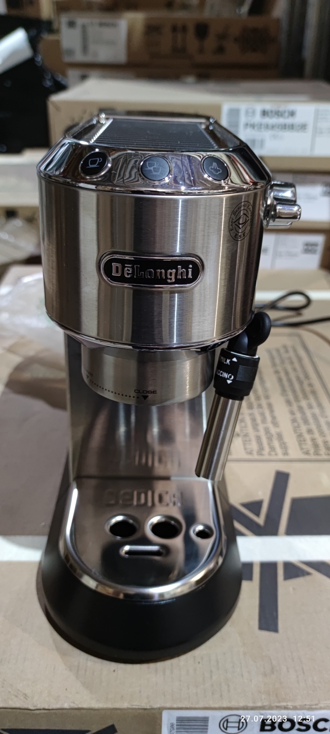 [УЦ-007] Кофеварка рожковая DeLonghi Dedica EC 685.M, металлик/черный, уценка