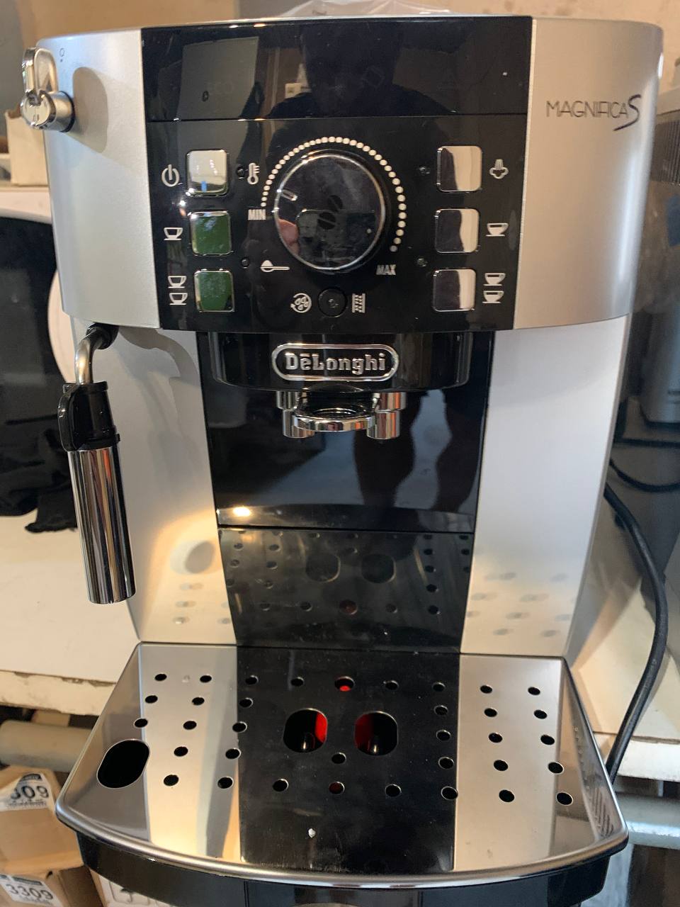 [УЦ-032] Кофемашина автоматическая DeLonghi ECAM 21.117.SB, серебристый/черный, уценка