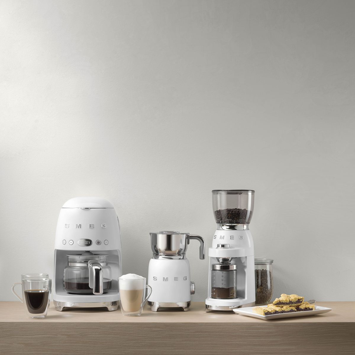 Кофеварка капельная Smeg DCF02WHEU, белый