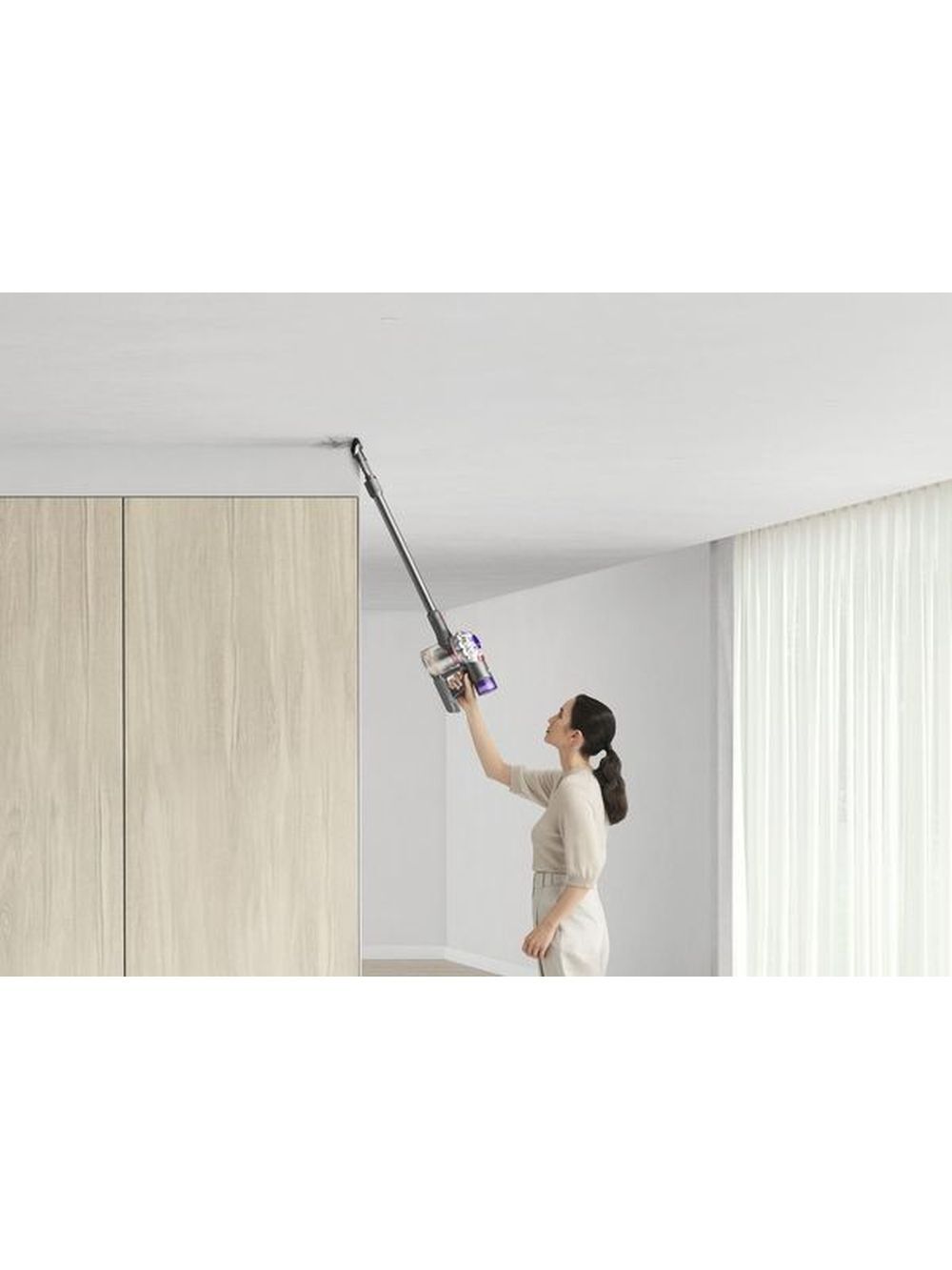 Вертикальный пылесос Dyson V8 Advanced 492636-01, серебристый